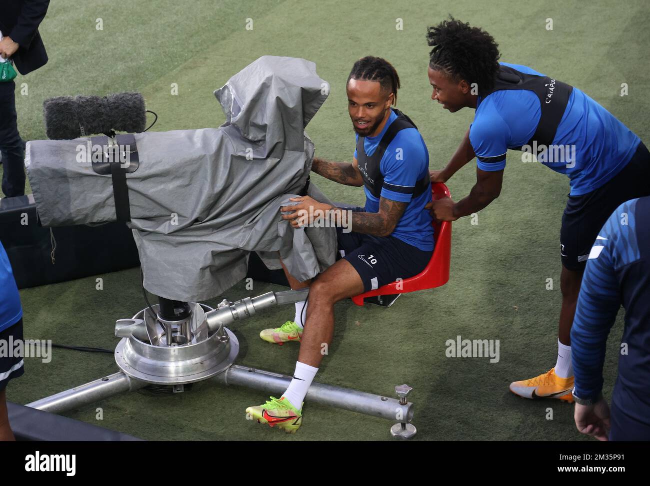 Genks Theo Bongonda und Genks Angelo Preciado probieren den Sitz in einer Kamera an der Seitenlinie aus, bevor die belgische Fußballmannschaft KRC Genk am Mittwoch, den 15. September 2021, in Wien, Österreich, eine Trainingseinheit veranstaltet, um das morgige Spiel der Europa League gegen die österreichische Fußballmannschaft SK Rapid Wien vorzubereiten. Am ersten Tag (von sechs) in Gruppe H. BELGA PHOTO VIRGINIE LEFOUR Stockfoto