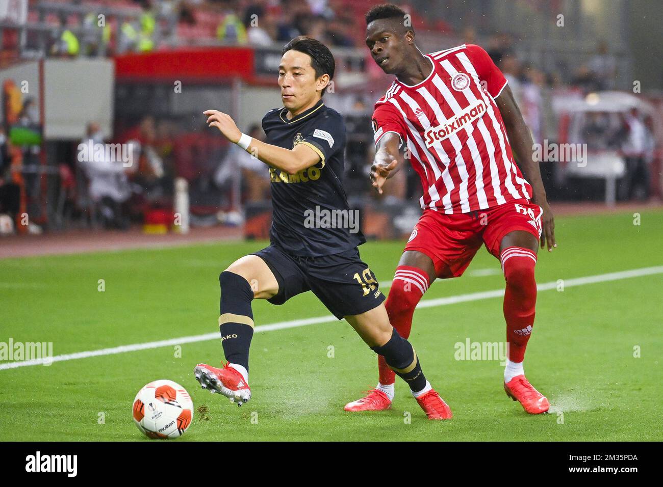 Koji Miyoshi aus Antwerpen und Pape Abou Cisse aus Olympiacos kämpfen am ersten Tag (von sechs) um den Ball während eines Fußballspiels zwischen dem griechischen Olympiacos F.C. und dem belgischen FC Antwerpen, Donnerstag, den 16. September 2021 in Piräus, Athen, Griechenland. In der Gruppe D der UEFA Europa League Gruppenphase. BELGA FOTO LAURIE DIEFFEMBACQ Stockfoto