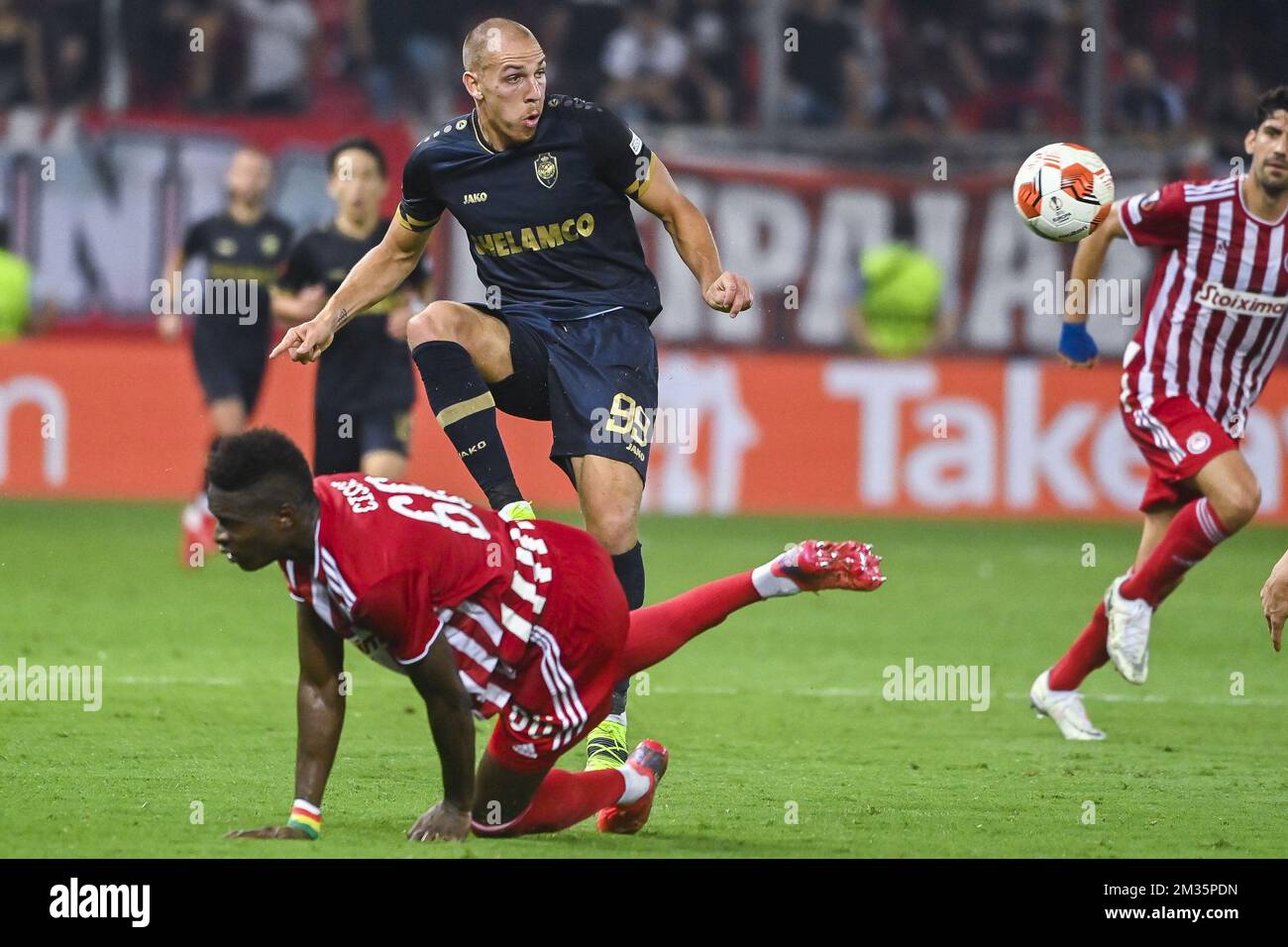 Pape Abou Cisse von Olympiacos und Michael Frey von Antwerpen kämpfen während eines Fußballspiels zwischen dem griechischen Olympiacos F.C. und dem belgischen Royal Antwerpen FC um den Ball, Donnerstag, den 16. September 2021 in Piräus, Athen, Griechenland, am ersten Tag (von sechs) In der Gruppe D der UEFA Europa League Gruppenphase. BELGA FOTO LAURIE DIEFFEMBACQ Stockfoto