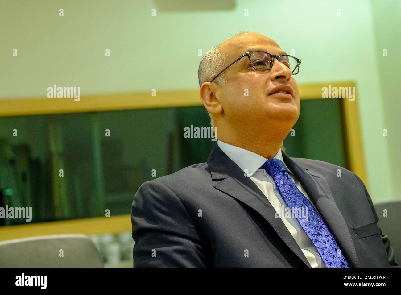 Der ägyptische Botschafter in Belgien, Khaled El Bakly, wurde auf einer Pressekonferenz über geplünderte Kunstgegenstände, die am Donnerstag, den 30. September 2021 in Brüssel nach Ägypten zurückgeschickt werden und vom Ministerium für Bundeswirtschaft organisiert werden, fotografiert. BELGA FOTO HADRIEN DURE Stockfoto