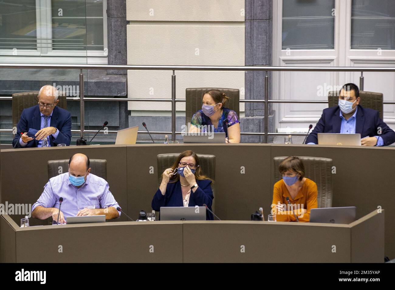 Department Environment Generalsekretär Peter Cabus , Department Environment - Division Area Development and Environmental Planning and Projects Acting Chief Lina Grooten, Director Environmental Projects Peter Balas, Process Coordinator Toekomstverbond Oosterweel Griffin De Baere, Account Manager des Department Environment Oosterweel Rita Heyvaert und Account Manager des Department Environment 3M Vicky Demeyer, abgebildet auf einer Sitzung der untersuchungskommission für PFAS - PFOS-Verschmutzung im flämischen Parlament am Freitag, den 08. Oktober 2021 in Brüssel. BELGA FOTO NICOLAS MAETERLINCK Stockfoto