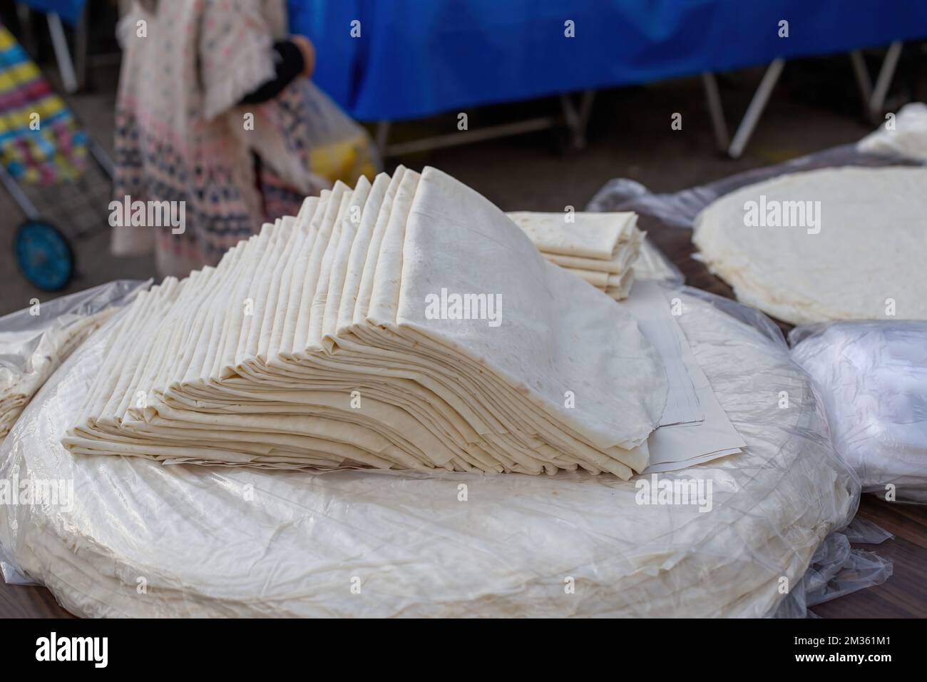 Handgemachter Phyllo-Teig, der auf dem Markt verkauft wird. Stockfoto