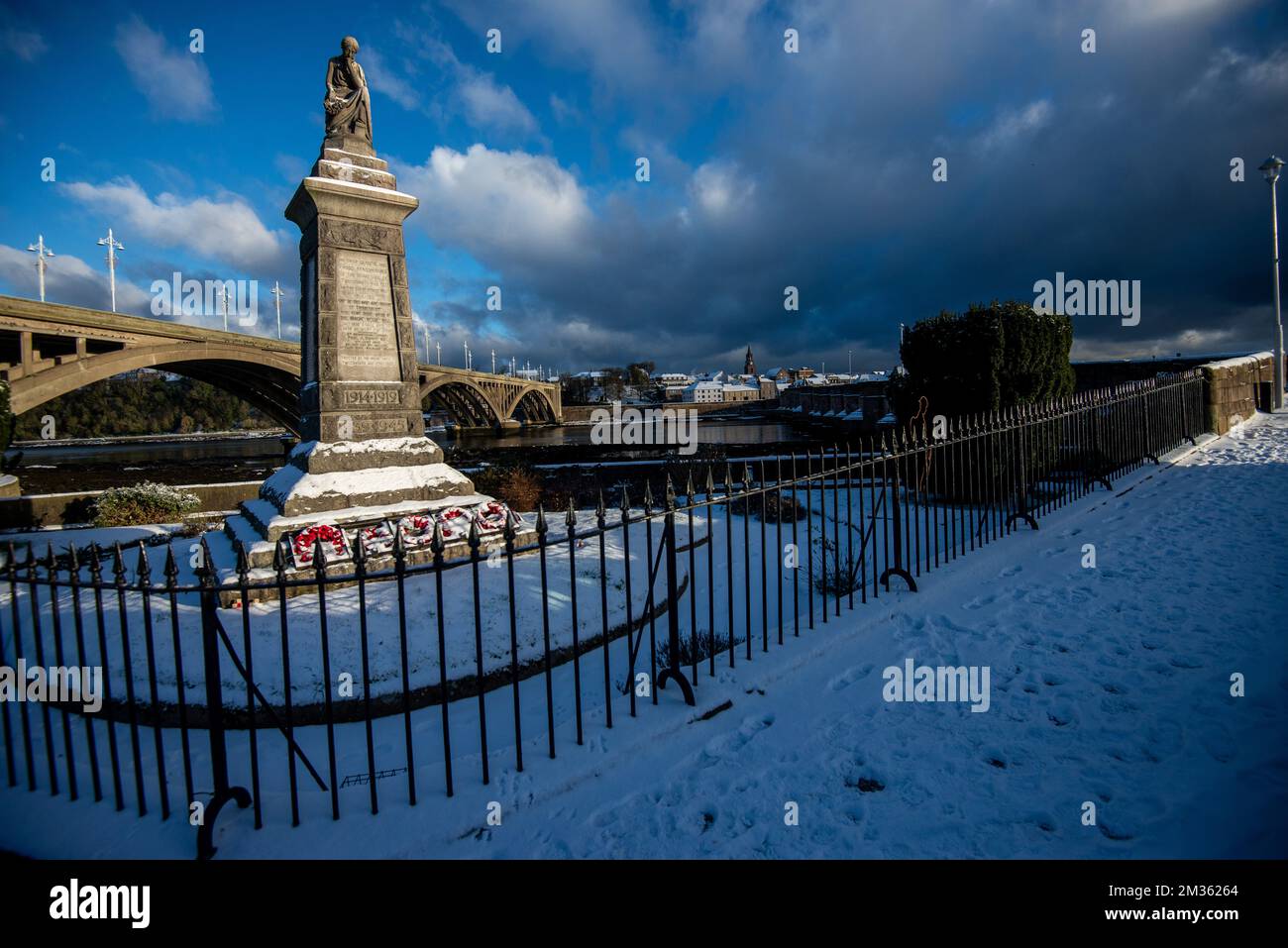 Das Kriegsdenkmal Tweedmouth, das die Namen derer aufzeichnet, die im Großen Krieg gefallen sind und eines aus dem Falklandkrieg von 1982. Stockfoto