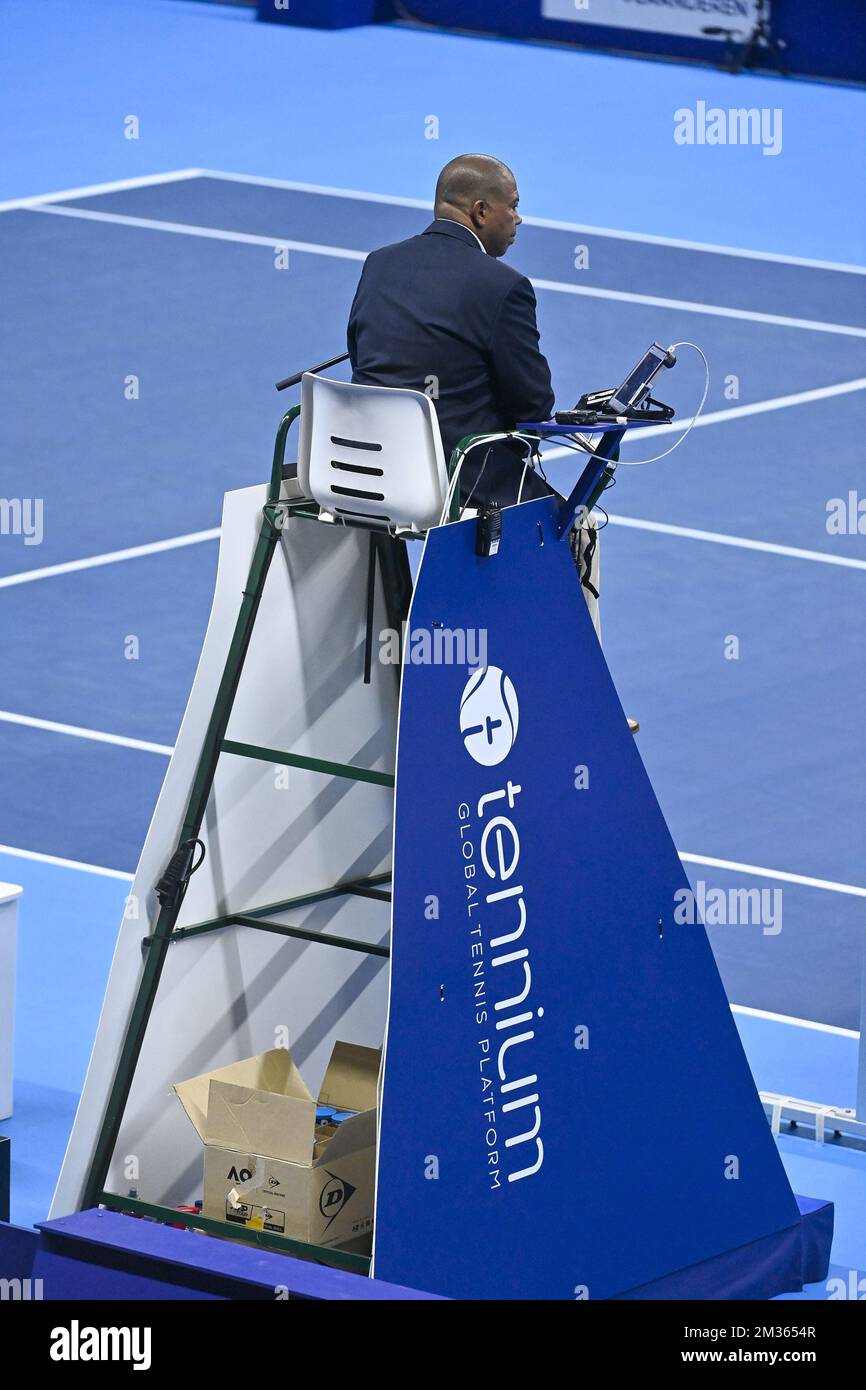 Abbildung zeigt den Schiedsrichter während eines Spiels zwischen Argentiniens Delbonis und französischem Rinderknech, in der ersten Runde des European Open Tennis ATP-Turniers, in Antwerpen, Montag, den 18. Oktober 2021. BELGA FOTO LAURIE DIEFFEMBACQ Stockfoto