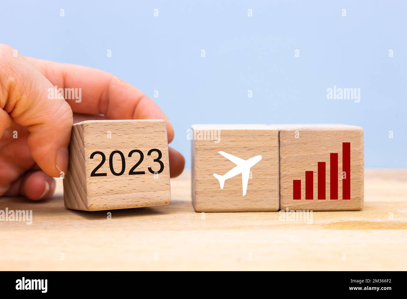 2023, Geschäfts- und Finanzkonzept, Analyse des Luftverkehrsmarktes, des Luftverkehrs, der Treibstoffpreise für Flugzeuge, der Transportkosten, des Urlaubs- und Geschäftsverkehrs Stockfoto