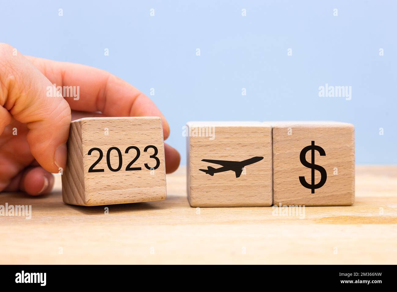 2023, Geschäfts- und Finanzkonzept, Analyse des Luftverkehrsmarktes, des Luftverkehrs, der Treibstoffpreise für Flugzeuge, der Transportkosten, des Urlaubs- und Geschäftsverkehrs Stockfoto
