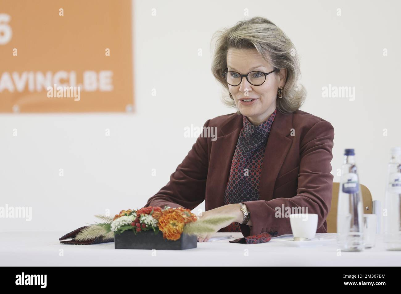 Königin Mathilde von Belgien im Bild eines königlichen Besuchs bei den Schülern des letzten Jahres der Sekundarschule Da Vinci in Perwez. Die Queen trifft sich mit ihnen, um die Agenda 2030 und die Ziele der Vereinten Nationen für nachhaltige Entwicklung sowie ihre Rolle als Verfechterin dieser Ziele zu erörtern. Dieser Besuch findet im Zusammenhang mit den gedenkfeiern der Vereinten Nationen zum 75.-jährigen Bestehen statt, die aufgrund der COVID-19-Pandemie um ein Jahr verschoben wurden. Bei dieser Gelegenheit werden in den Schulen Informationstage über die Vereinten Nationen und den Multilateralismus organisiert. BELGA FOTO BRUNO FAHY Stockfoto