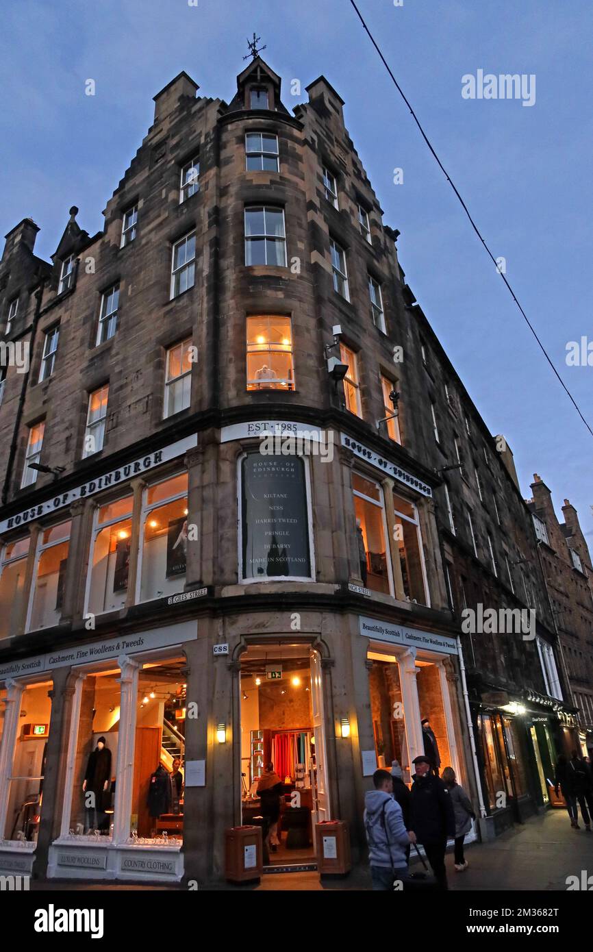 House of Edinburgh, Royal Mile, 2 St Giles' St, Edinburgh , Lothians, Schottland, Großbritannien, EH1 1pt, in der Dämmerung, Kiltane Shop in einem historischen Gebäude Stockfoto