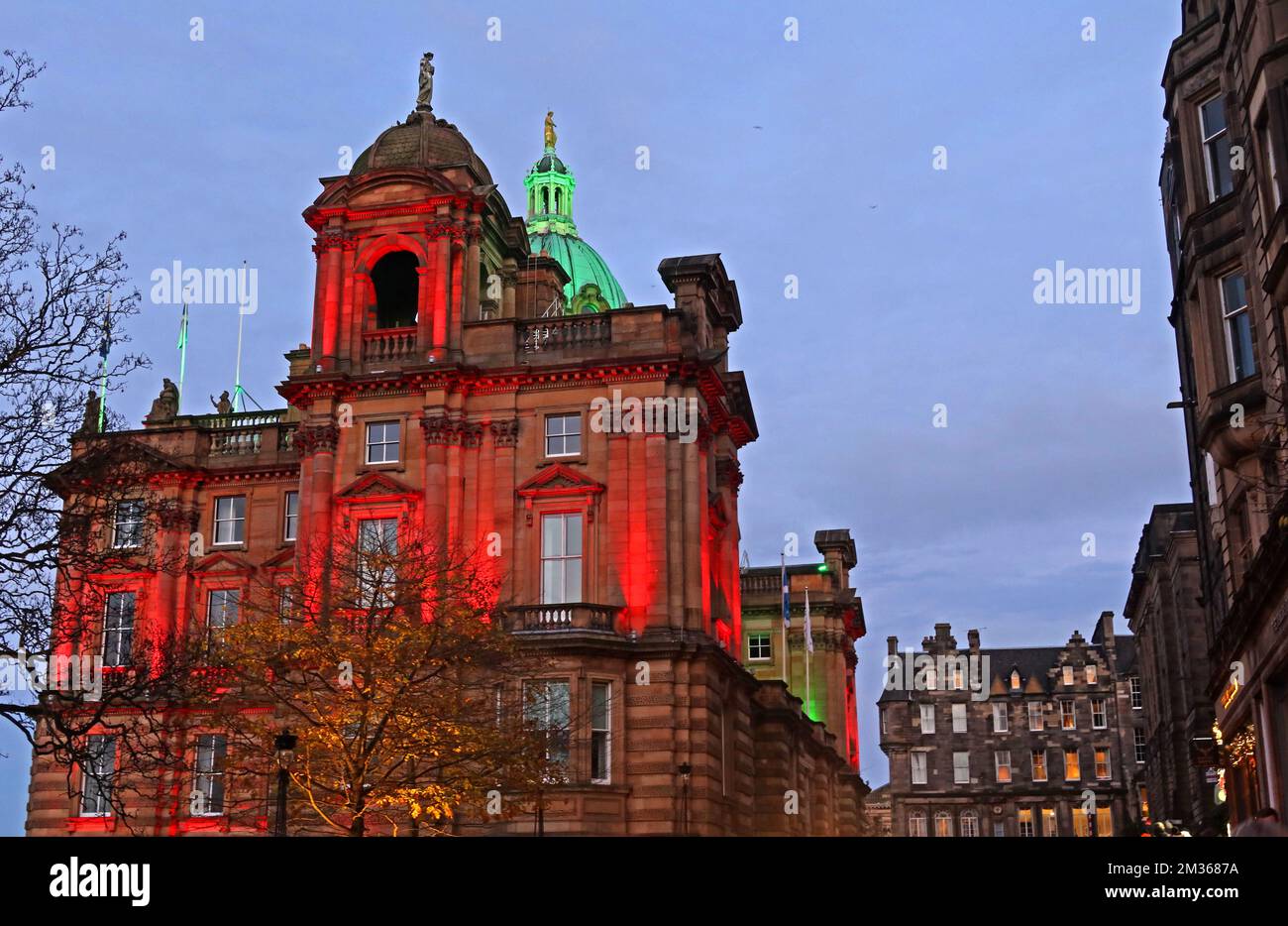 Die Hauptniederlassung der Bank of Scotland at Night, The Mound & Bank Street Skyline, Edinburgh, Lothians, Schottland, Großbritannien, EH1 1YZ Stockfoto