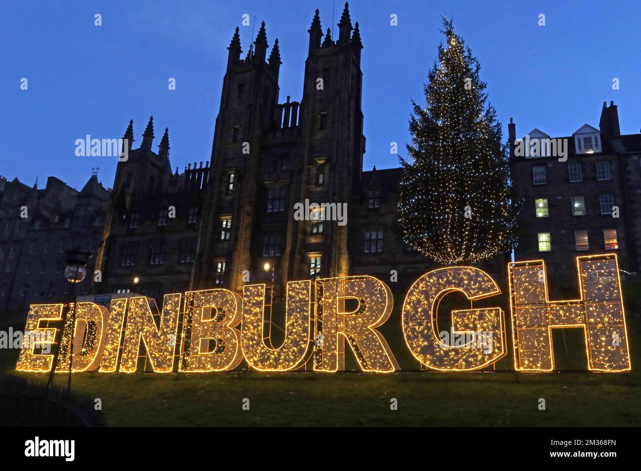 The Mound at Christmas und Hogmanay, Old Town, Edinburgh in Lichtern, Hauptstadt von Schottland, Großbritannien - in Buchstaben beschrieben Stockfoto