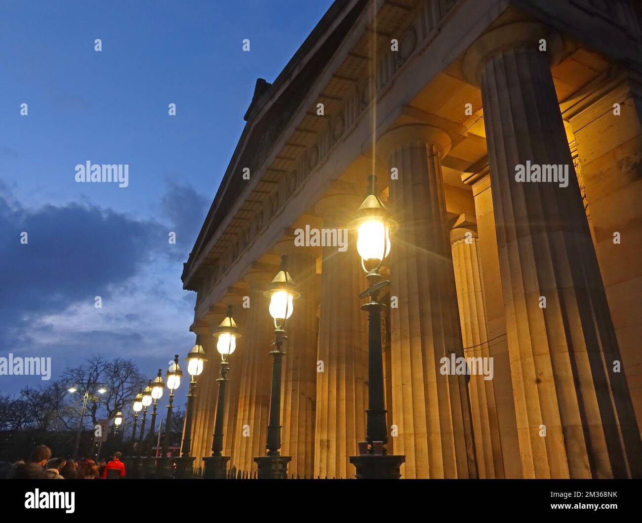 Klassische griechische Säulen vor der Nationalgalerie von Schottland, abseits des Hügels, Edinburgh in der Dämmerung, The Mound, Edinburgh, SCHOTTLAND, GROSSBRITANNIEN, EH2 2EL Stockfoto
