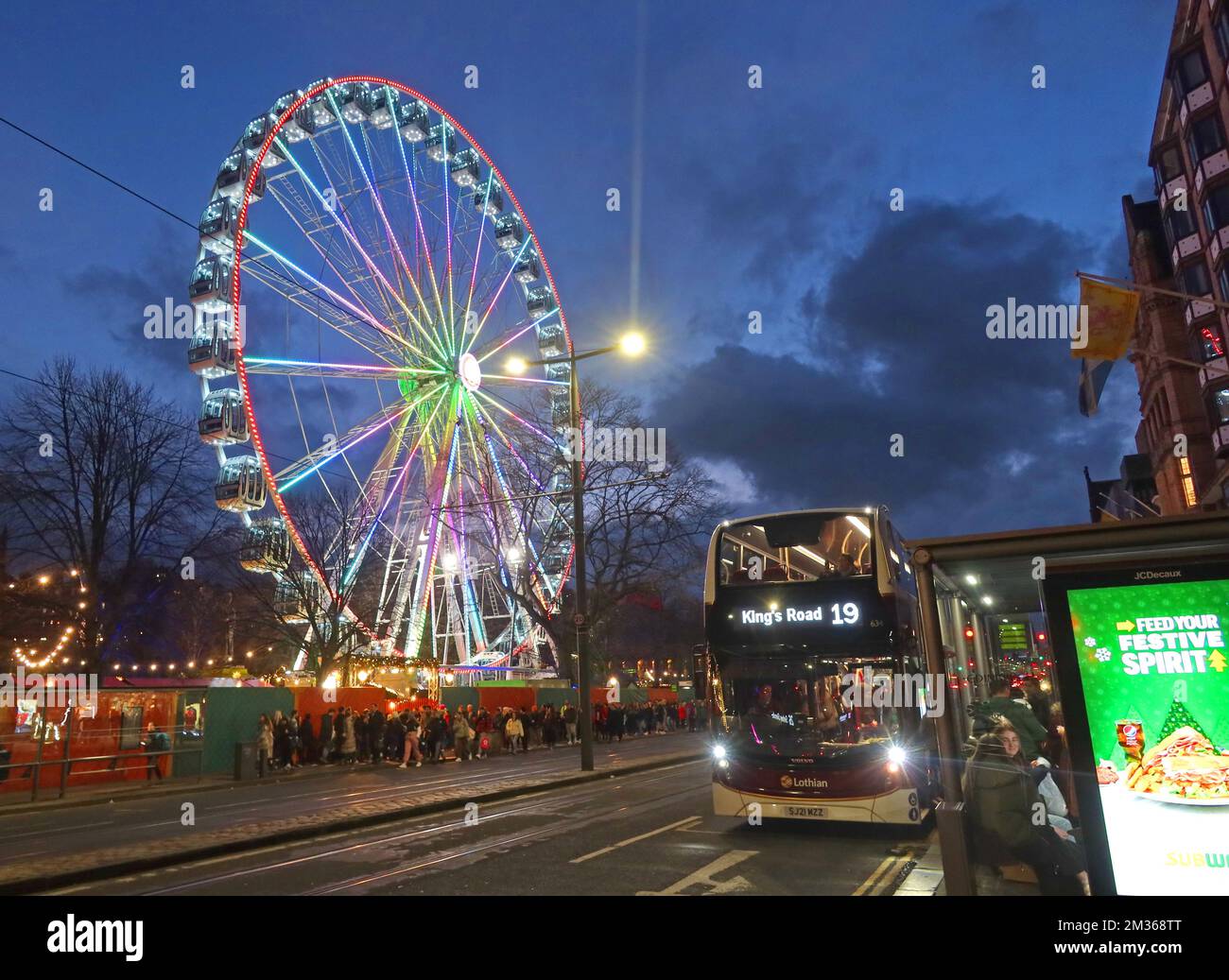 Edinburgh zu Weihnachten, großes Rad in Princes Street Gardens und Lothian Transport Bus 19 nach Kings Road, Lothians, Schottland, UK, EH2 2QP Stockfoto