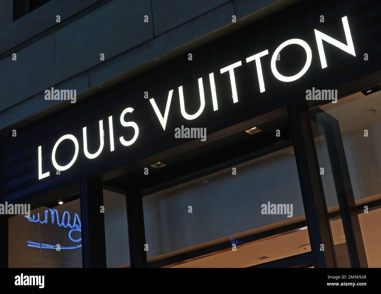 Louis Vuitton LV Store im Multrees Walk Shopping Centre, Multrees Walk, Edinburgh EH1 3DQ bei Nacht Stockfoto