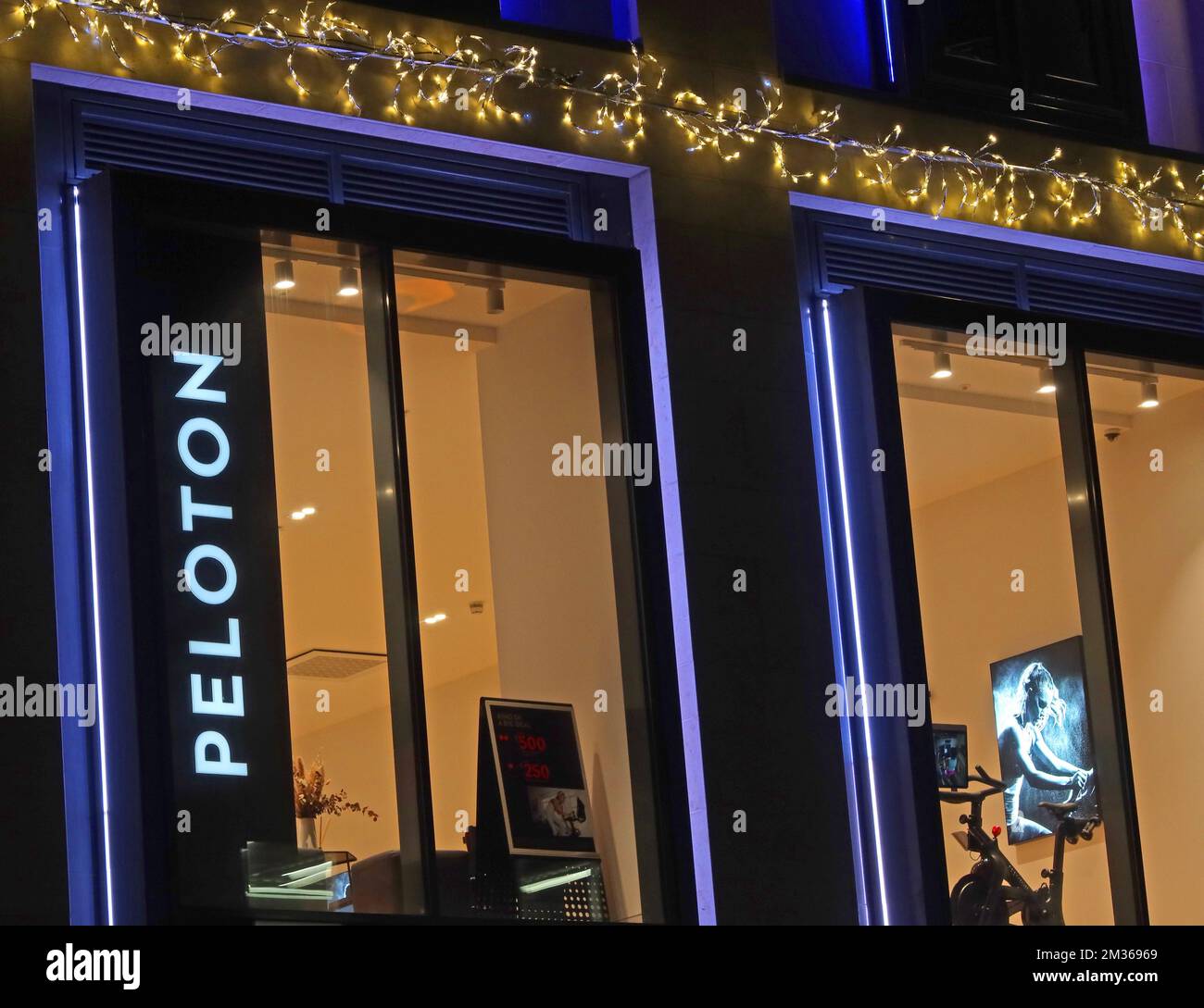 Peloton Fitness Equipment Store, Multrees Walk Shopping Centre, Multrees Walk, Edinburgh EH1 3DQ in der Nacht Stockfoto
