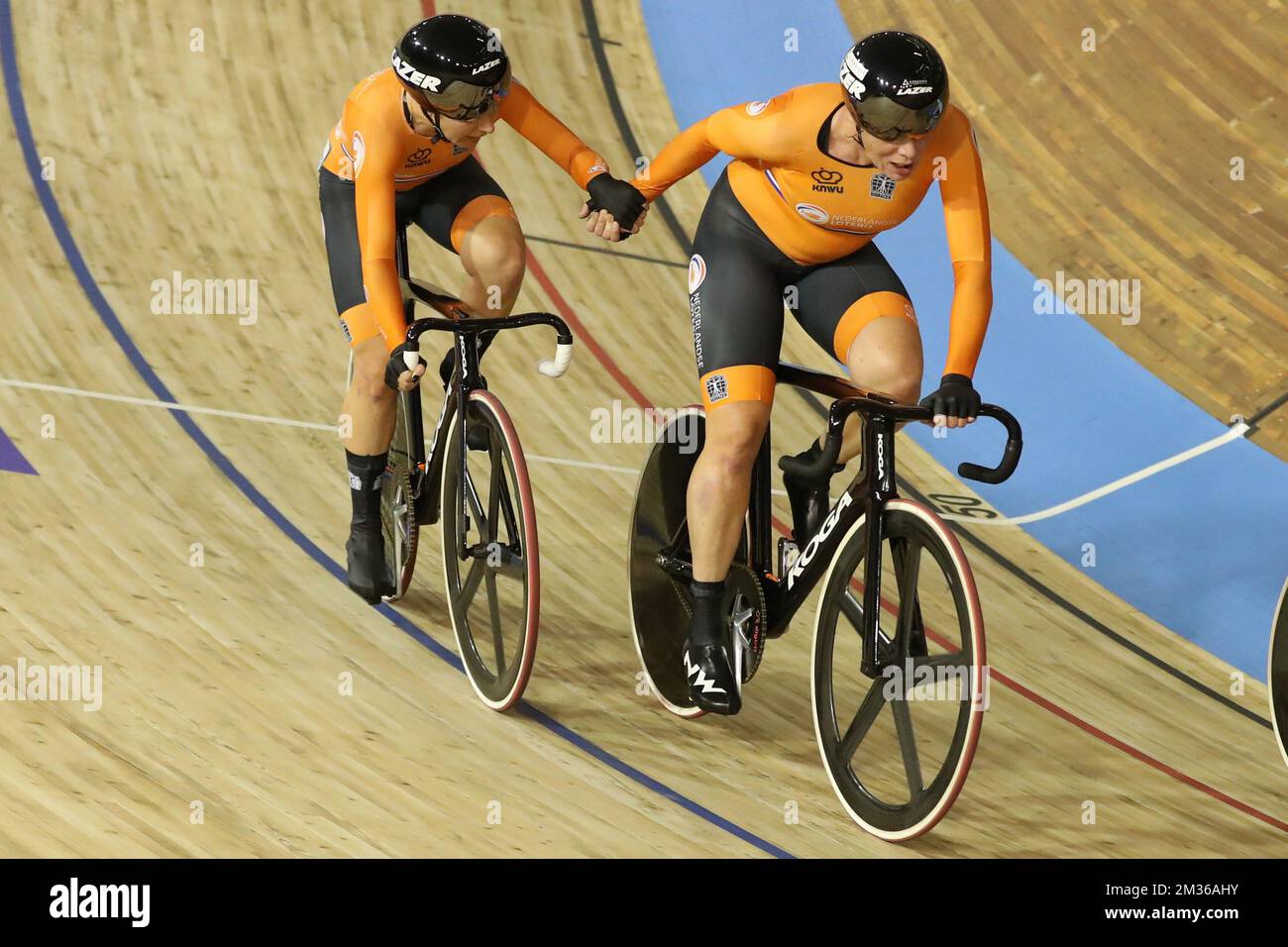 Dutch Kirsten Wild und Amy Pieters wurden am vierten Tag der UCI-Leichtathletik-Weltmeisterschaft auf dem Women's Madison Event am Samstag, den 23. Oktober 2021 in Roubaix, Frankreich, fotografiert. Die Weltmeisterschaften finden vom 20. Bis 24. Oktober 2021 statt. BELGA FOTO BENOIT DOPPPAGNE Stockfoto