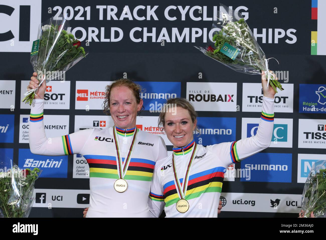 Kirsten Wild und Amy Pieters feiern auf dem Podium, nachdem sie am vierten Tag der UCI-Leichtathletik-Weltmeisterschaft am Samstag, den 23. Oktober 2021, das Women's Madison Event in Roubaix, Frankreich, gewonnen haben. Die Weltmeisterschaften finden vom 20. Bis 24. Oktober 2021 statt. BELGA FOTO BENOIT DOPPPAGNE Stockfoto
