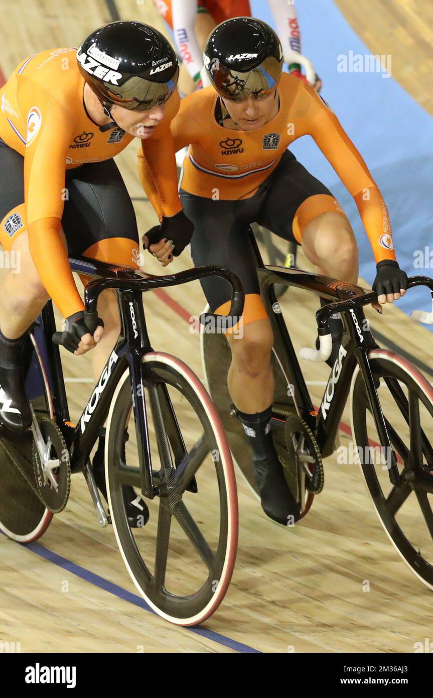 Dutch Kirsten Wild und Amy Pieters wurden am vierten Tag der UCI-Leichtathletik-Weltmeisterschaft auf dem Women's Madison Event am Samstag, den 23. Oktober 2021 in Roubaix, Frankreich, fotografiert. Die Weltmeisterschaften finden vom 20. Bis 24. Oktober 2021 statt. BELGA FOTO BENOIT DOPPPAGNE Stockfoto