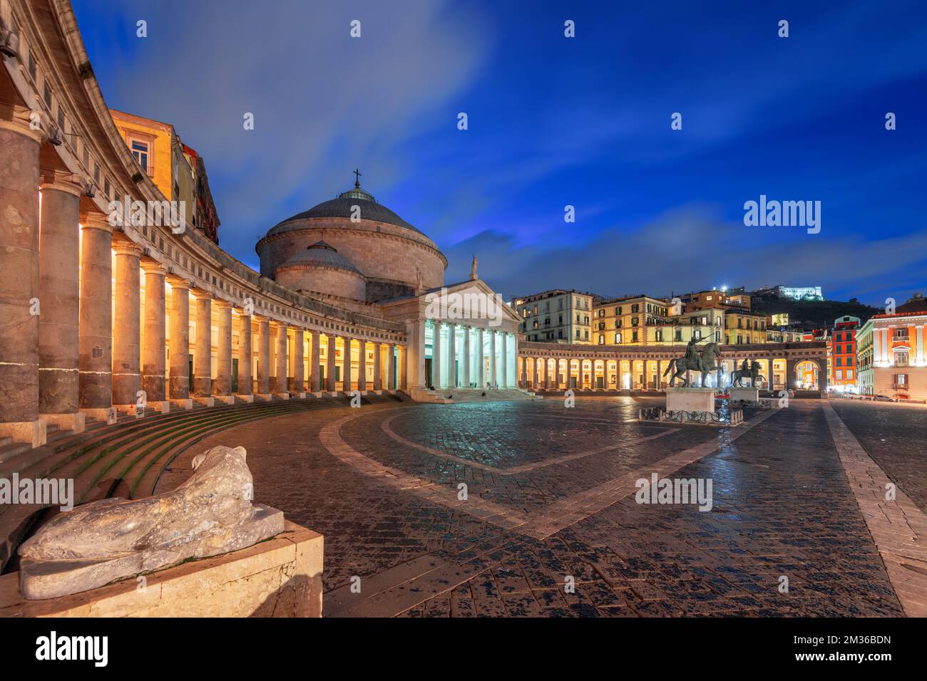 Neapel, Italien auf der Piazza del Plebiscito in der Abenddämmerung. Stockfoto