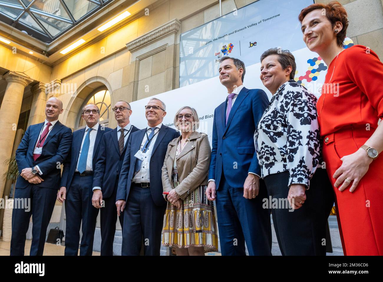 UCB Jean-Christophe Tellier (2. l), GSK Managing Director Patrick Florent (3. l), Pfizer Belgium Karel van de sompel (4rth l), Johnson & Johnson, strategische Direktorin Sonja Willems (C) und Premierminister Alexander De Croo, präsentieren sich zu einem Gruppenfoto während einer Veranstaltung der Bundesregierung und der Biopharmaindustrie, die sich verpflichtet haben, Belgien zum „Gesundheits- und Biotech-Tal“ der Zukunft zu machen, Dienstag, den 26. Oktober 2021, in Brüssel. BELGA FOTO HADRIEN DURE Stockfoto