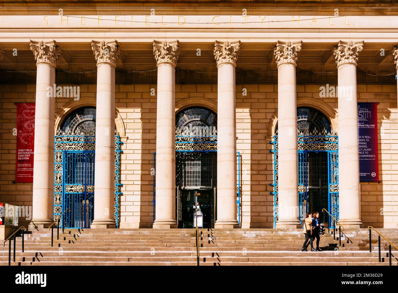 Das Sheffield City Hall ist ein denkmalgeschütztes Gebäude in Sheffield, England, in Barker's Pool, einem der zentralen Plätze der Stadt. Es wurde gebaut und ist dein Stockfoto