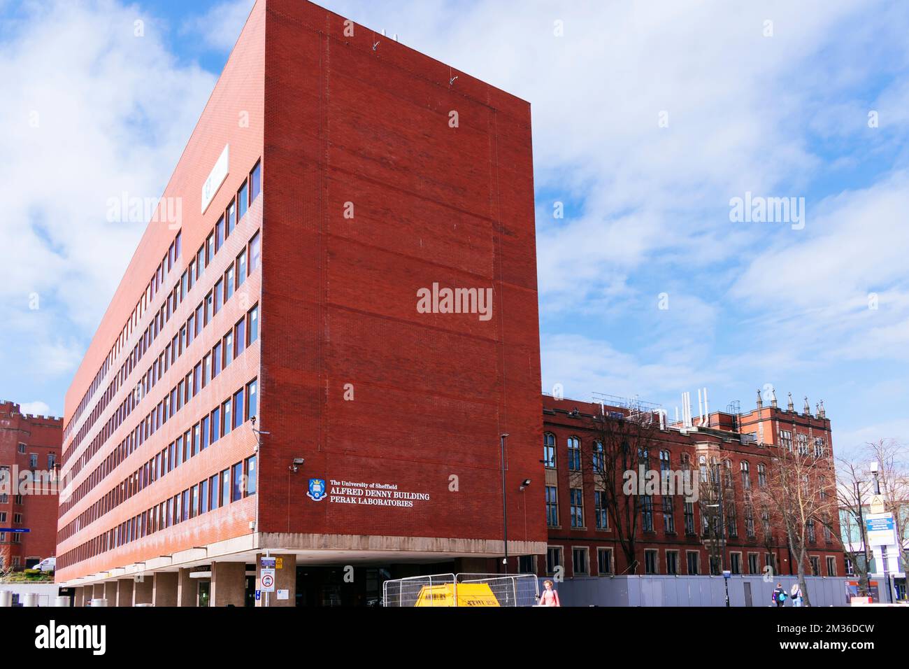 Das Alfred Denny Building ist ein 7-stöckiges rotes Backsteingebäude in Sheffield, England, benannt nach dem ersten Zoologieprofessor der Abteilung. Es ist p Stockfoto