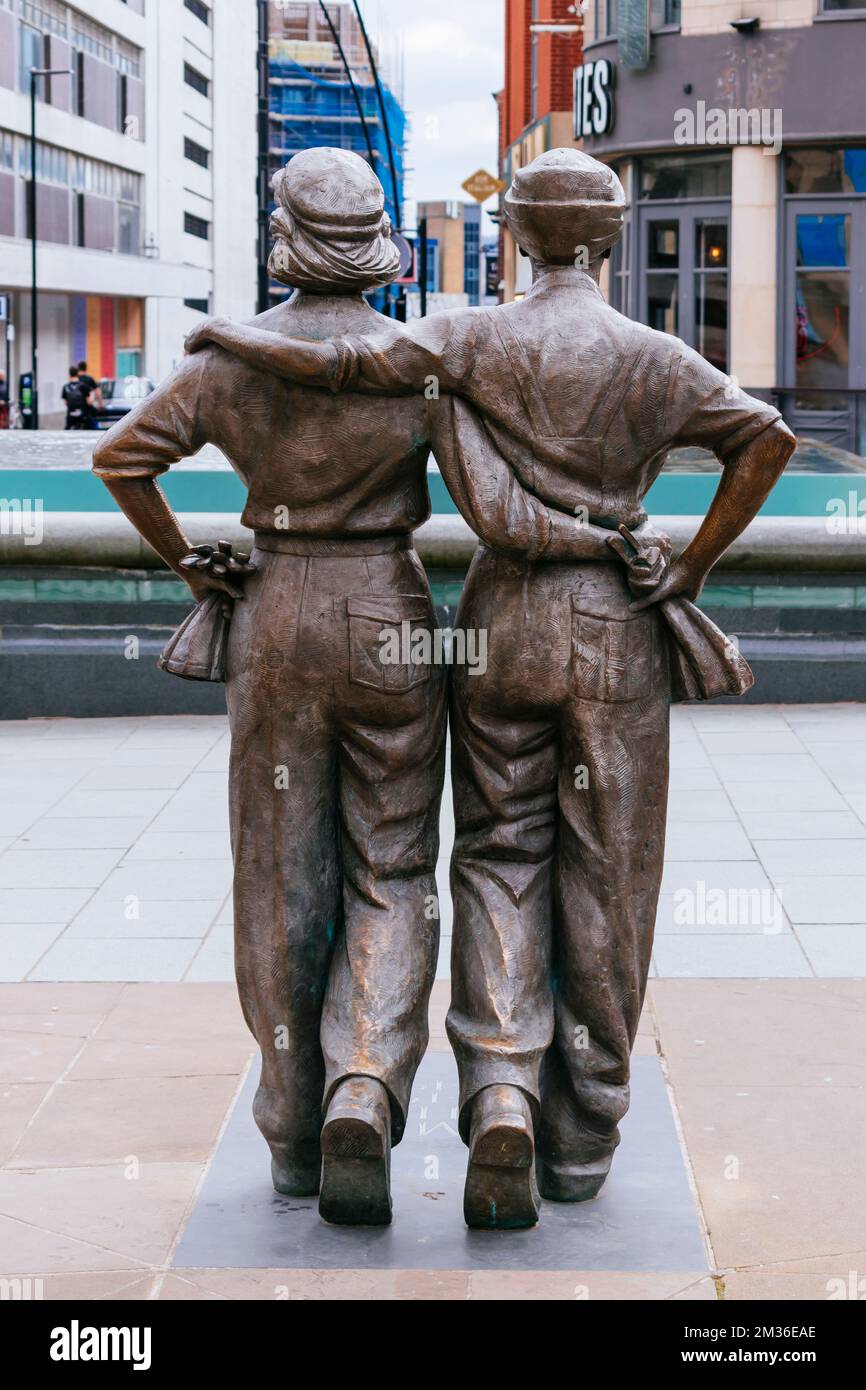 Women of Steel ist eine Bronzeskulptur, die an die Frauen von Sheffield erinnert, die während des Ersten Weltkriegs und der S in der Stahlindustrie der Stadt gearbeitet haben Stockfoto