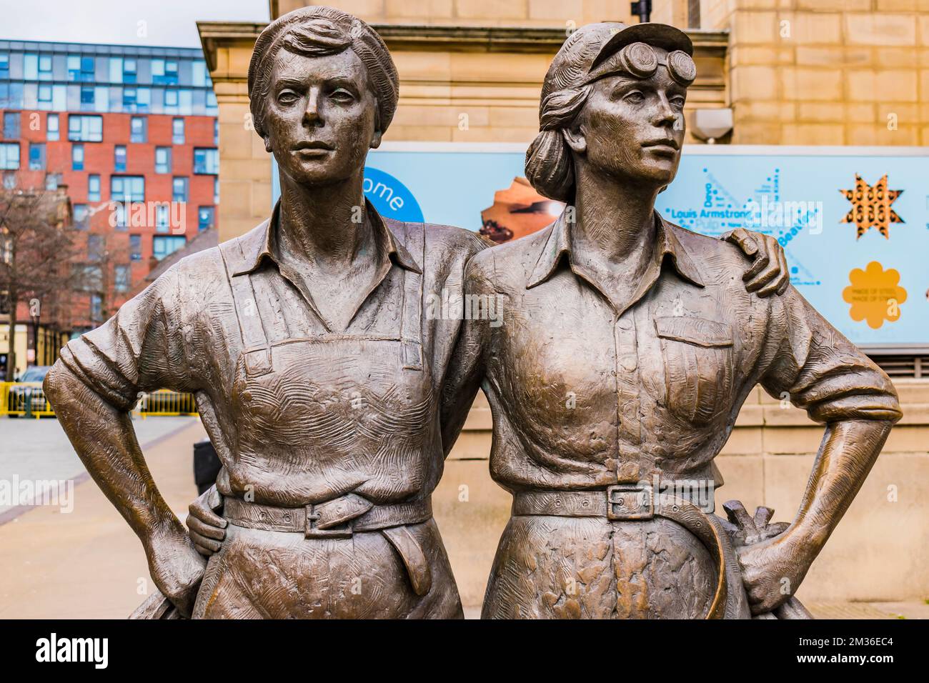 Women of Steel ist eine Bronzeskulptur, die an die Frauen von Sheffield erinnert, die während des Ersten Weltkriegs und der S in der Stahlindustrie der Stadt gearbeitet haben Stockfoto