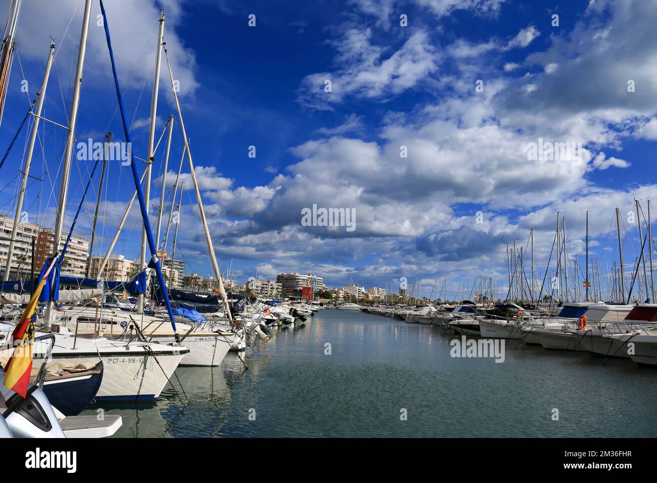 Santa Pola, Alicante, Spanien - 13. Dezember 2022: Freizeitboote, die an einem sonnigen Tag im Dock im nautischen Club von Alicante festgemacht werden Stockfoto