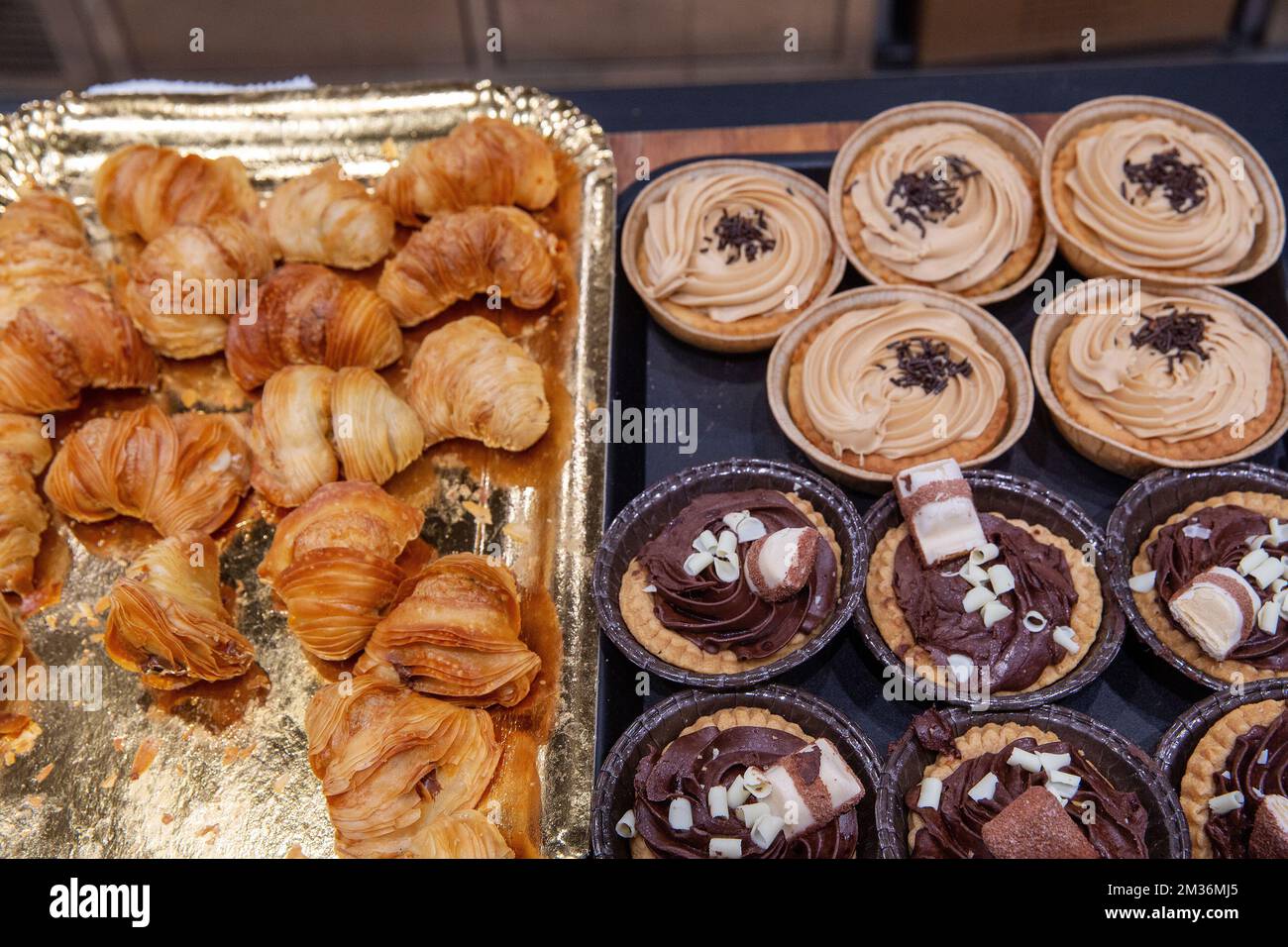 Italienische Süßigkeiten in Italien! Auf der linken Seite gibt es kleine Croissants in einem italienischen Café Stockfoto
