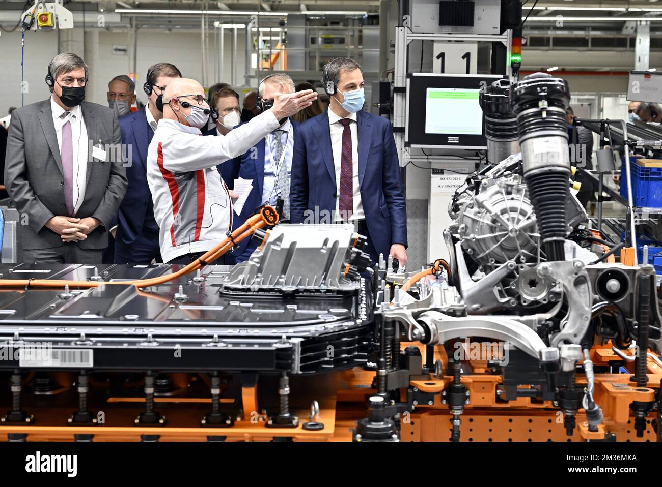 Der flämische Ministerpräsident Jan Jambon, der stellvertretende Ministerpräsident und Mobilitätsminister Georges Gilkinet, Premierminister Alexander De Croo und Markus Duesmann, Vorstandsvorsitzender DER AUDI AG, bildeten sich anlässlich einer Feier der Produktion des 8-millionsten Autos im Audi-Werk Brüssel in Vorst-Forest, Brüssel. Mittwoch, 10. November 2021 Im Jahr 1949 produzierte das Automobilwerk in Forest (Brüssel) sein erstes Auto. Damals war es ein Modell der Marke Studebaker. Heute, 72 Jahre später, rollt das 8-millionste Auto von der Produktionslinie, ein Audi e-tron. BELGA FOTO ERIC LALMAND Stockfoto