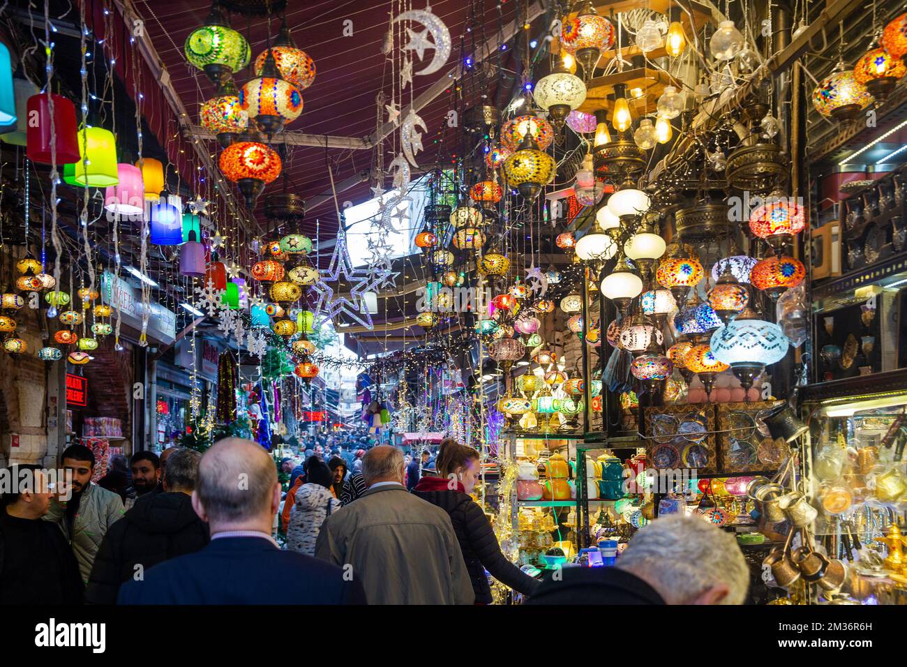 12-07-2022 Istanbul, Türkei. Berühmte Istanbul Trade Row neben dem Eminomu-Platz - Menschen, die elektrische Lampen verkaufen und kaufen Stockfoto