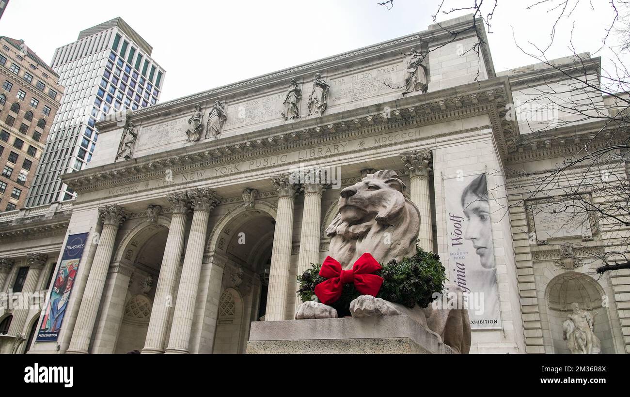 NEW YORK, NY, USA - 10. DEZEMBER 2022: Weihnachtsdekoration am Eingang der New York Public Library Stockfoto
