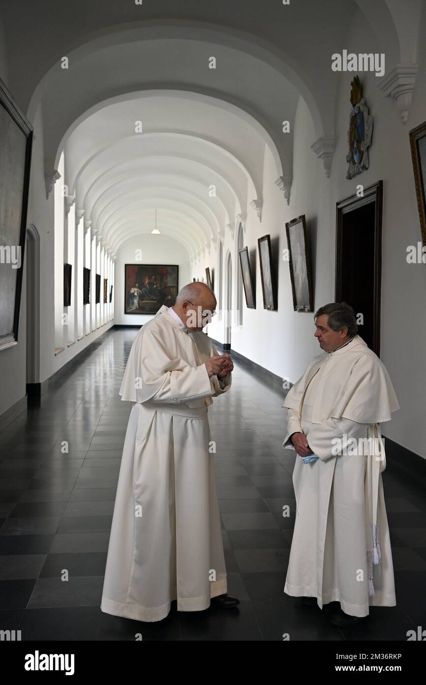 Das Bild zeigt prämonstratenserische Brüder während eines königlichen Besuchs der Norbertines-Abtei in Averbode am Mittwoch, den 17. November 2021, im Rahmen eines königlichen Besuchs in der Provinz Vlaams-Brabant (Flämisch-Brabant). Dieses Jahr feiert der Auftrag seinen 900.. Jahrestag. BELGA FOTO ERIC LALMAND Stockfoto