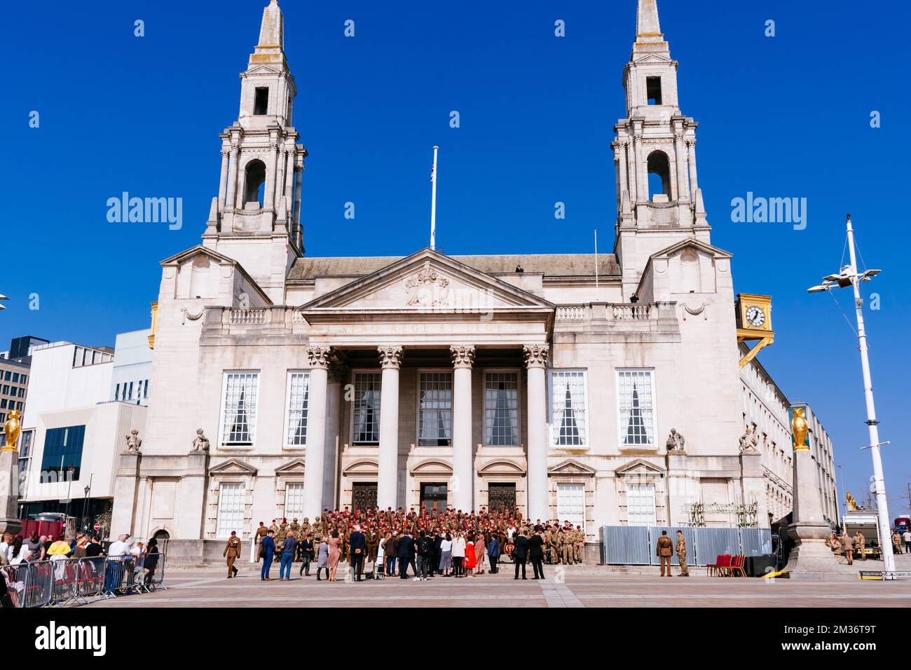 Parade der Freiheit von Leeds. Leeds Civic Hall ist ein kommunales Gebäude im Stadtviertel von Leeds. Es ersetzte Leeds Town Hall als die Verwaltung Stockfoto
