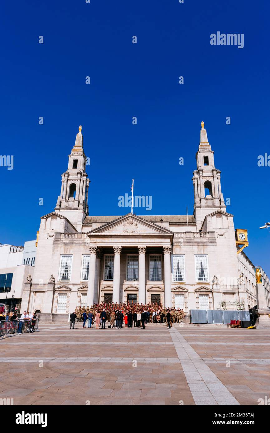 Parade der Freiheit von Leeds. Leeds Civic Hall ist ein kommunales