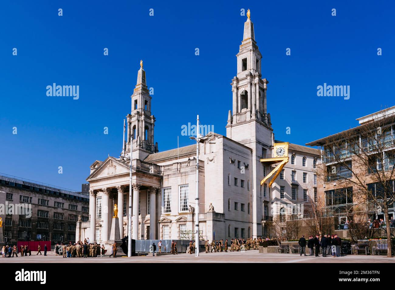 Parade der Freiheit von Leeds. Leeds Civic Hall ist ein kommunales Gebäude im Stadtviertel von Leeds. Es ersetzte Leeds Town Hall als die Verwaltung Stockfoto