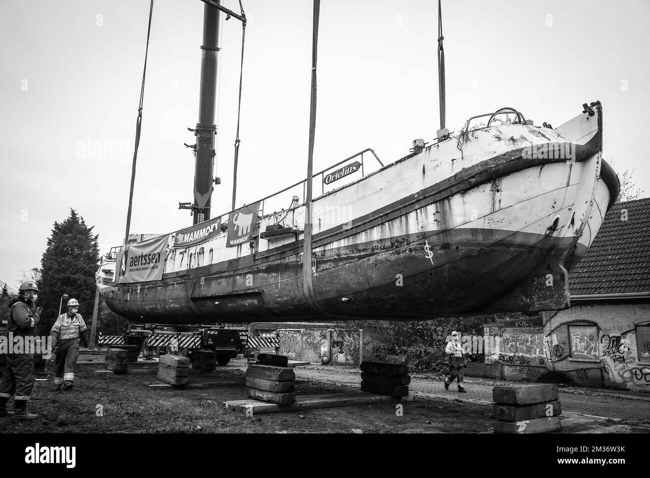 Abbildung zeigt die Ankunft und Installation des historischen Schiffes Ortelius in Doel am Samstag, den 20. November 2021. Das Ortelius - ein 'Scholtjalk' - wurde von einem Segelreiseunternehmen aus Antwerpen gekauft und wird in Doel wieder aufgefüllt. BELGA FOTO DAVID PINTENS Stockfoto