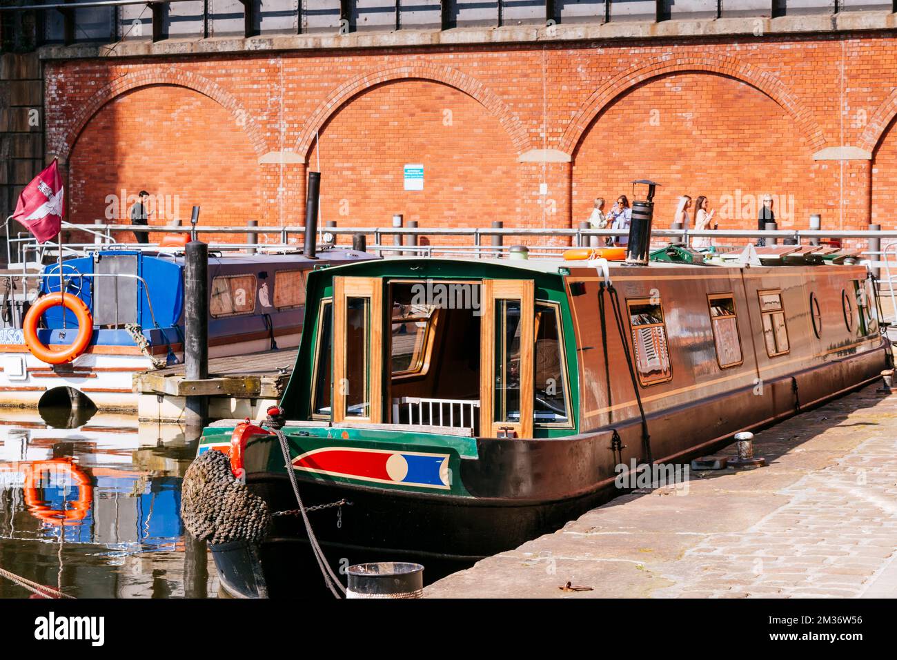 Schmale Boote, die in Granary Wharf festgemacht sind. Leeds-Liverpool-Kanal. Leeds, West Yorkshire, Yorkshire and The Humber, England, Vereinigtes Königreich, Europa Stockfoto