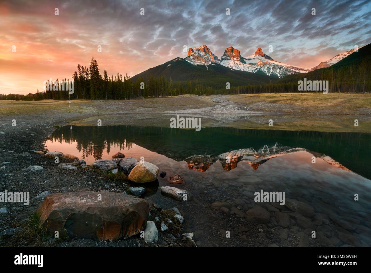 Sonnenaufgang am Three Sisters Mountain Peak Stockfoto