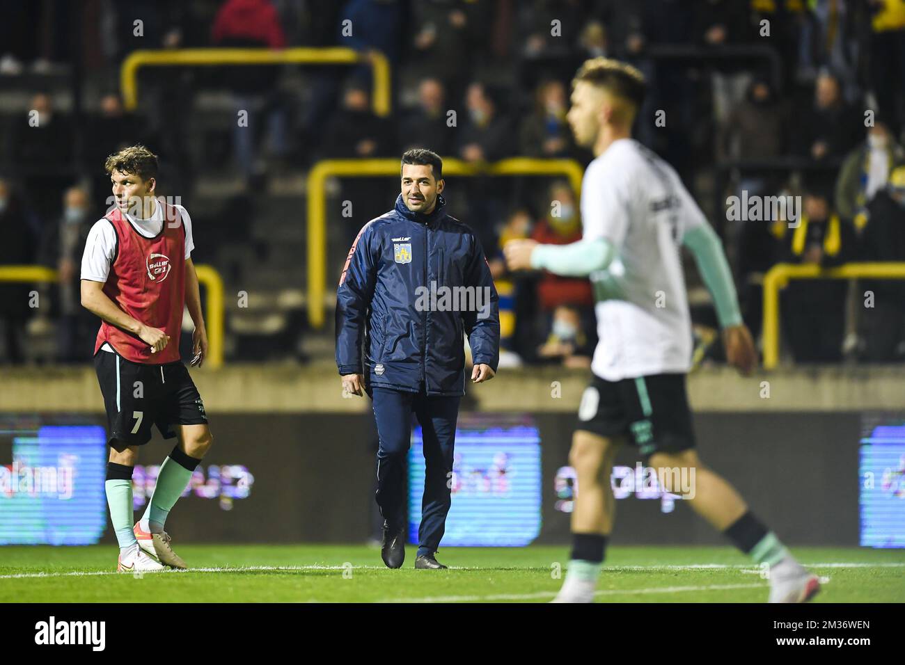 Westerlos Assistenztrainer Mohamed Messoudi hat vor einem Fußballspiel zwischen Lierse Kempenzonen und KVC Westerloo am Samstag, den 20. November 2021 in Lier am 12. Tag der zweiten Division der „1B Pro League“ der belgischen Fußballmeisterschaft ein Foto gemacht. BELGA FOTO TOM GOYVAERTS Stockfoto
