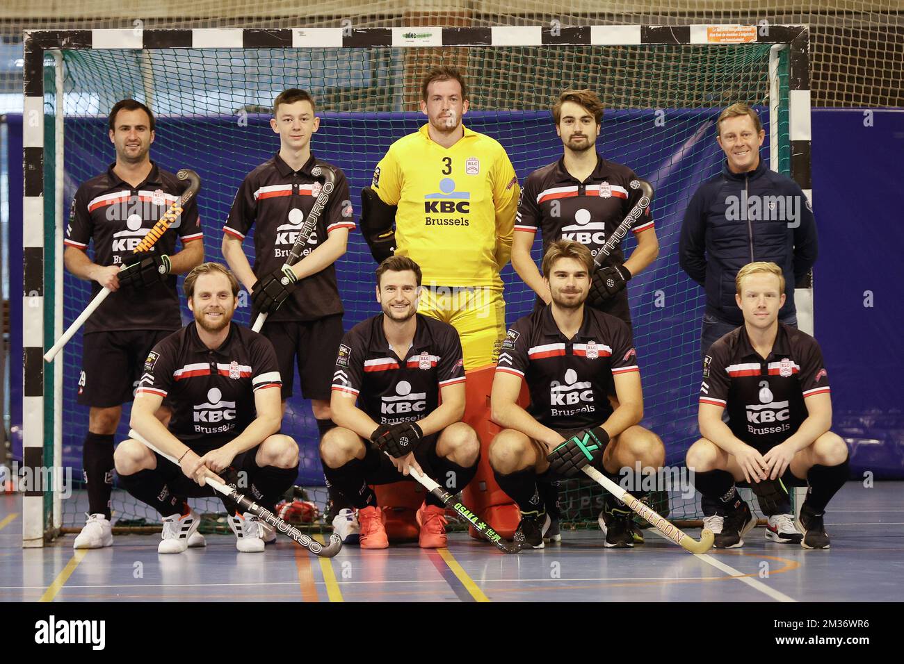 Leopolds Spieler wurden zu Beginn eines Hockeyspiels zwischen dem Royal Hockey Club Namurois und dem Royal Leopold Club am Sonntag, den 21. November 2021, in Namur zum ersten Tag der belgischen Hallenhockey-Liga der Männer dargestellt. BELGA FOTO BRUNO FAHY Stockfoto