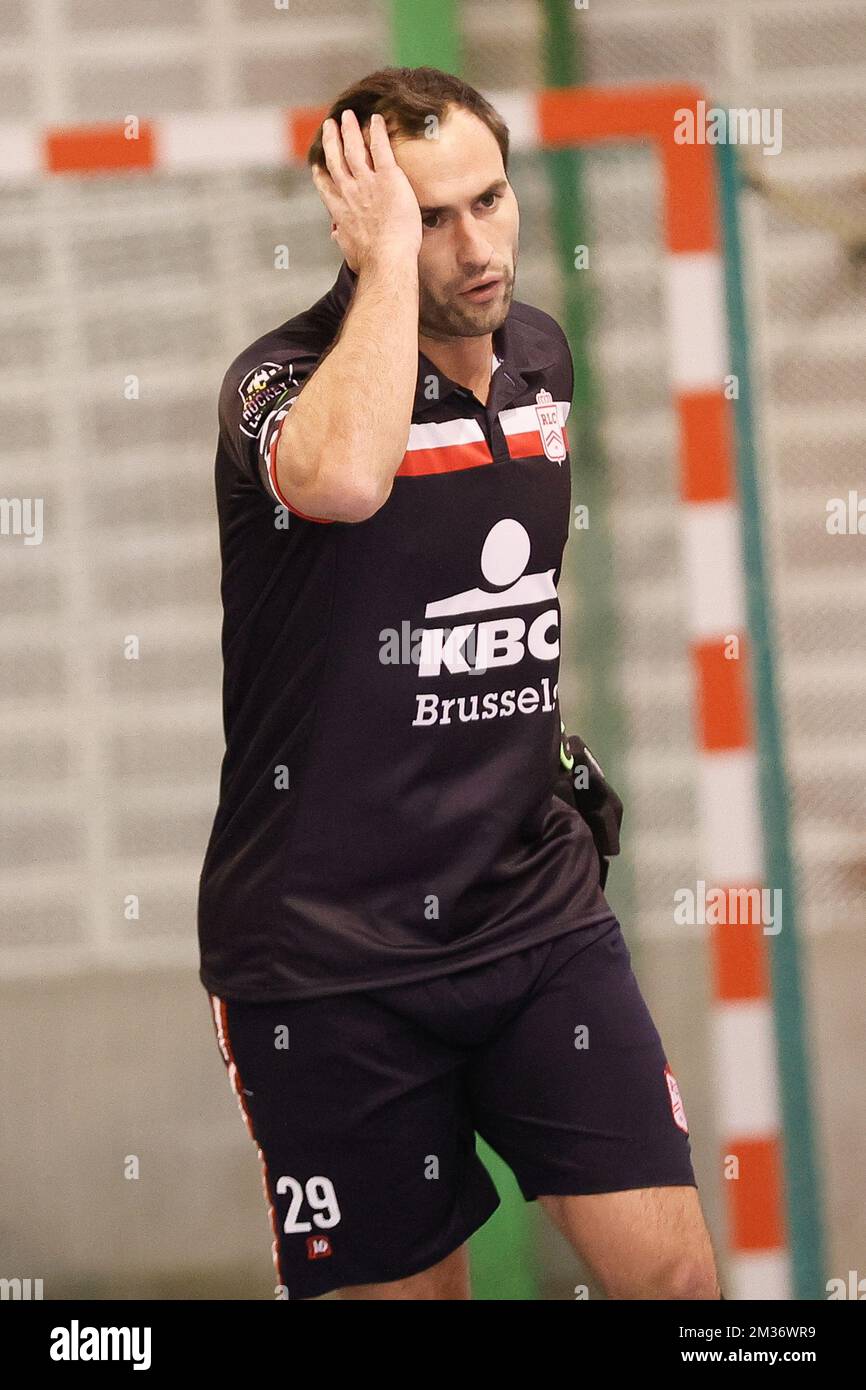 Alex De Paeuw von Leopold wurde am Sonntag, den 21. November 2021, in Namur bei einem Hockeyspiel zwischen dem Royal Hockey Club Namurois und dem Royal Leopold Club zum ersten Tag der belgischen Hallenhockey-Liga der Männer gezeigt. BELGA FOTO BRUNO FAHY Stockfoto