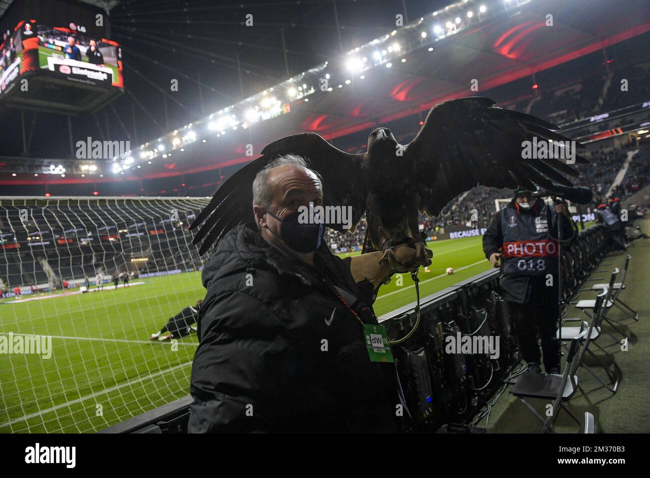 Die Abbildung zeigt den Adler „Attila“, das Maskottchen von Eintracht ...