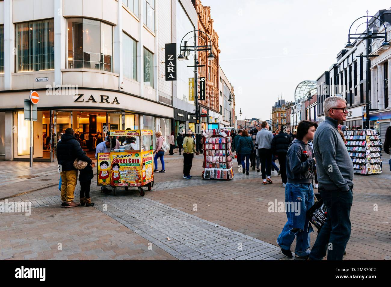 Zara-Laden. ZARA ist ein spanischer Bekleidungseinzelhändler, der sich auf schnelle Mode spezialisiert hat. Briggate, Leeds, West Yorkshire, Yorkshire und The Humber, England, United Stockfoto