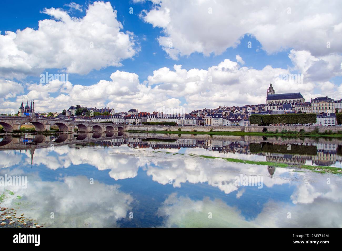 Blois, Loire-Tal, Frankreich: Skyline von Blois, Stadt am Ufer der Loire mit der Jacques Gabriel-Brücke, Hauptstadt des Departements Loir-et-Cher in Centr Stockfoto