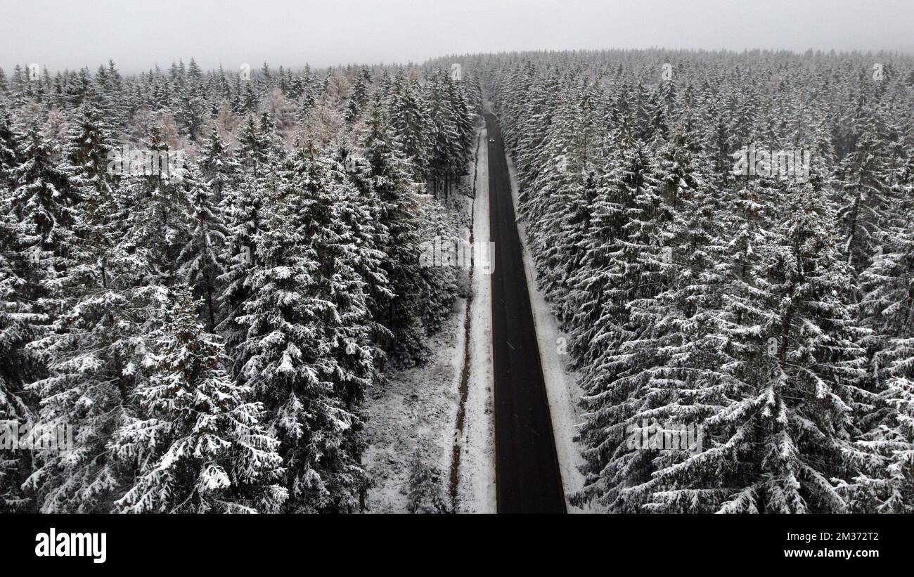 Luftdrohnenbilder zeigen eine verschneite Landschaft in Malmedy, Montag, den 29. November 2021. BELGA FOTO ERIC LALMAND Stockfoto