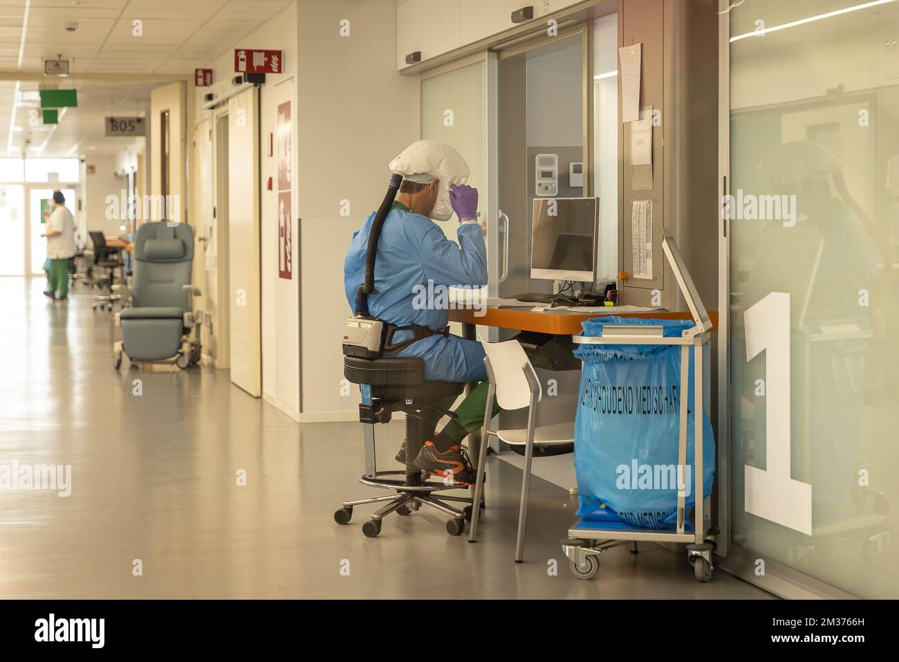 Abbildung zeigt die echte Intensivstation am ZNA Middelheim Krankenhaus in Antwerpen, Montag, 06. Dezember 2021. Aufgrund der hohen Zahl von Covid-19-Patienten wird eine zusätzliche Abteilung zur Unterstützung dieser Abteilung eröffnet, in der ehemalige Krankenschwestern beschäftigt sind. BELGA FOTO JAMES ARTHUR GEKIERE Stockfoto