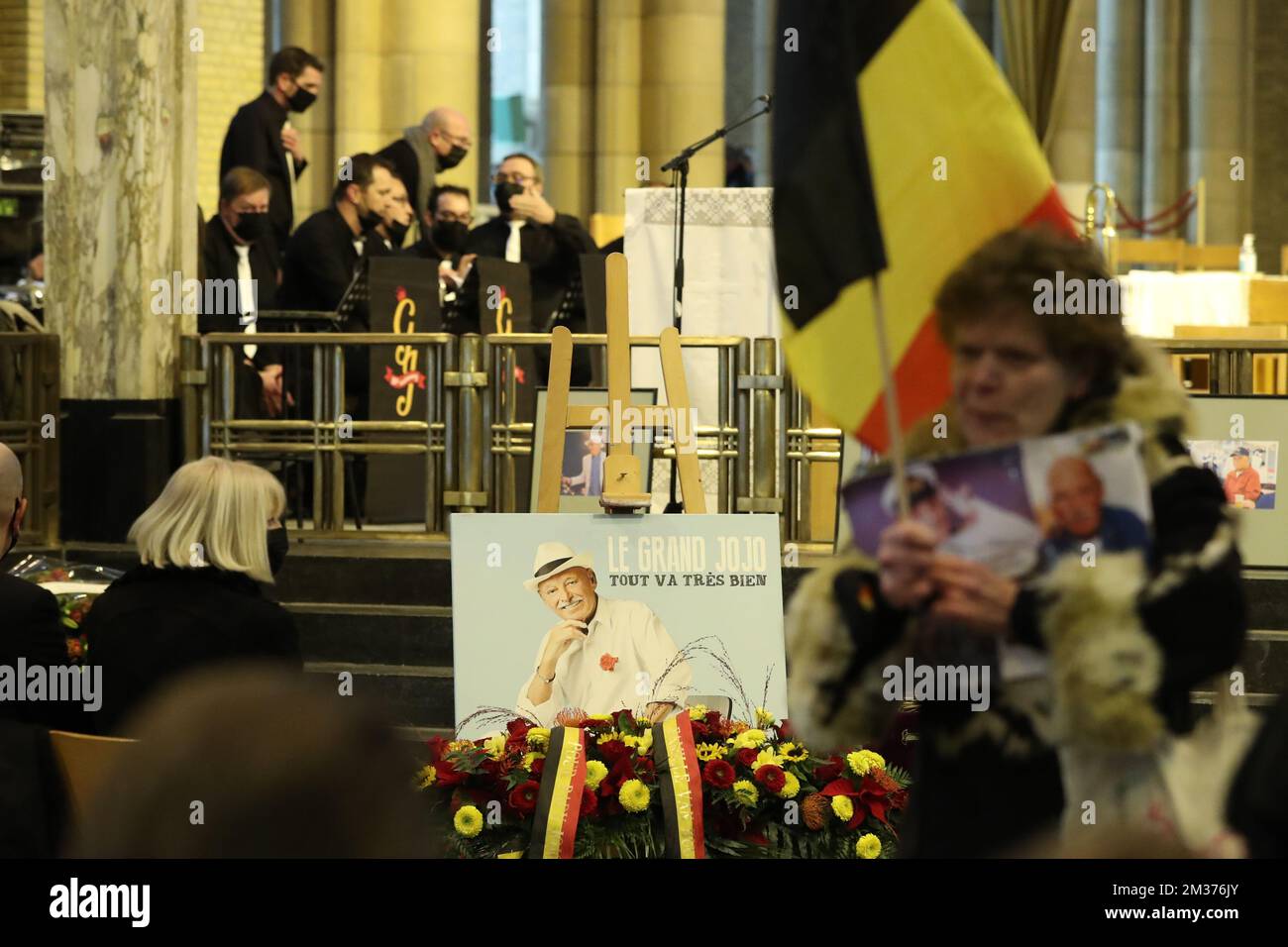 Abbildung zeigt die Trauerfeier für den belgischen Volkssänger Grand Jojo (lange Jojo), Jules Jean Vanobbergen, in der Nationalbasilika des Heiligen Herzens (Basilique Nationale du Sacre-Coeur de Bruxelles - Nationale Basiliek van het Heilig Hart) in Koekelberg, Brüssel, Mittwoch, den 08. Dezember 2021. BELGA FOTO BENOIT DOPPPAGNE Stockfoto