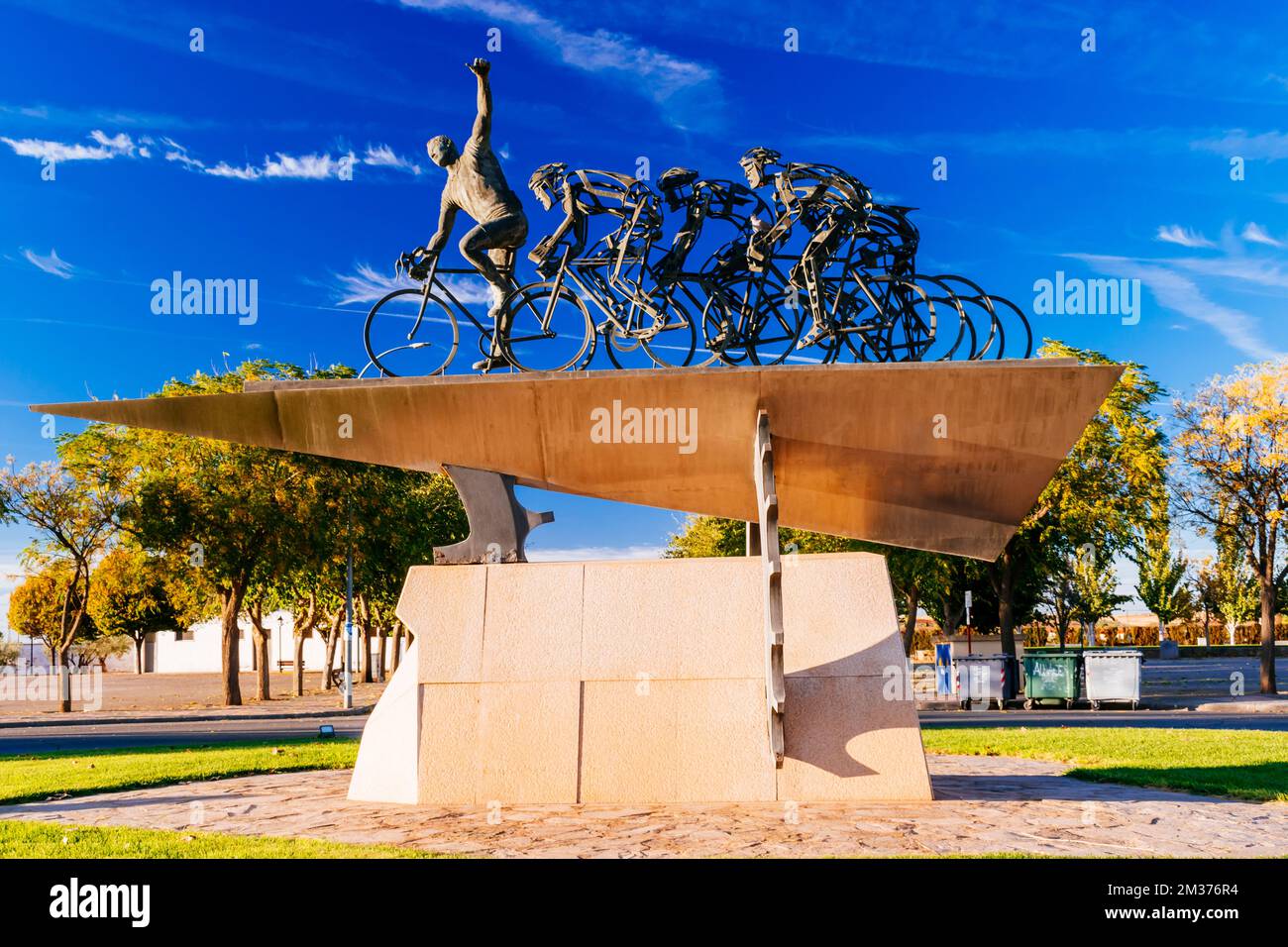 Tribut an den Radfahrer Manuel Sanroma, der in der Stadt Almagro geboren wurde. Das Werk des Bildhauers José Lillo Galiani. Almagro, Ciudad Real, Castila La Mancha, S. Stockfoto