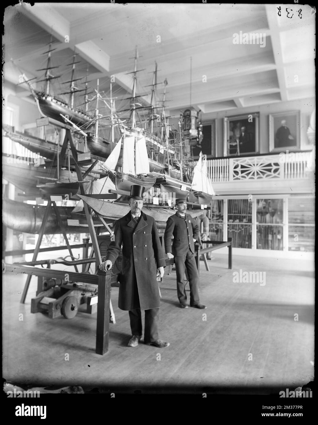 Gruppe, John R. Treadwell, Hausmeister und John J. Connors, Constable, Peabody Museum, Galerien und Museen, Innenräume. Frank Cousins Glass Plate Negatives Collection Stockfoto